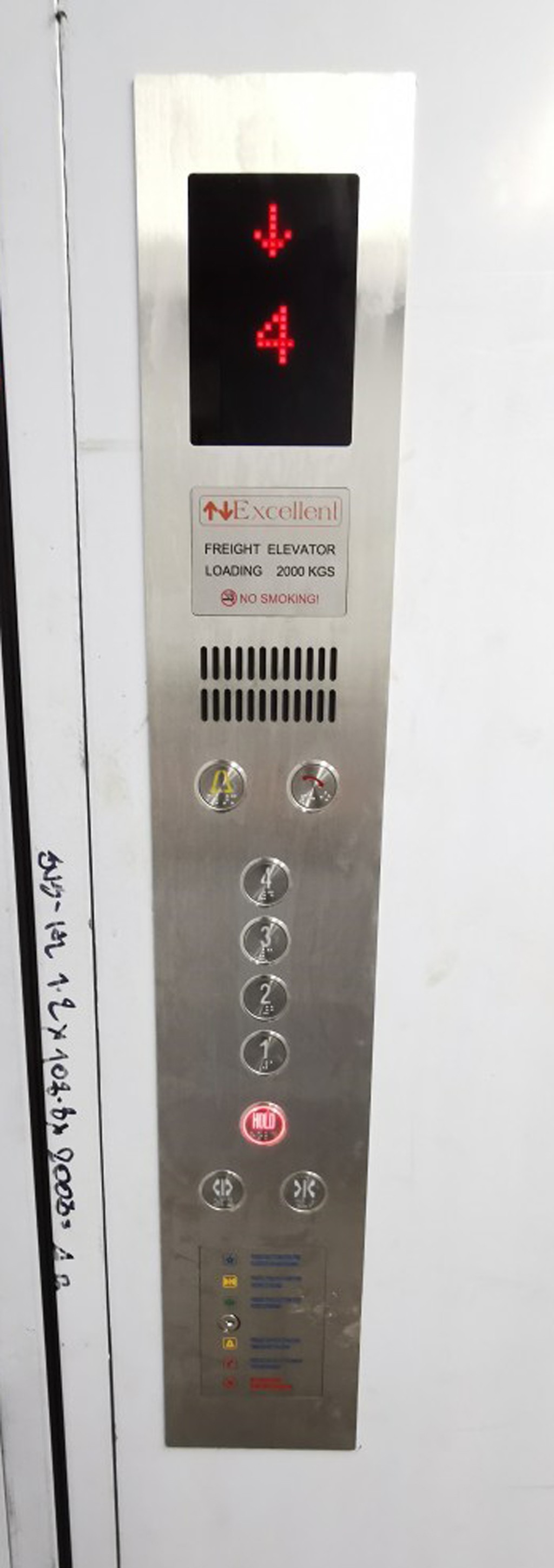 ลิฟท์บรรทุกสินค้า-กึ่งโดยสาร